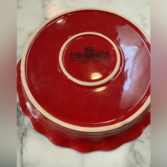 Stoneware 11 inch pipe plate with ruffled edge, red and white - Picture 5 of 5